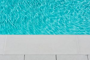 photo-Pool water level against a concrete deck edge-ea39155bd081
