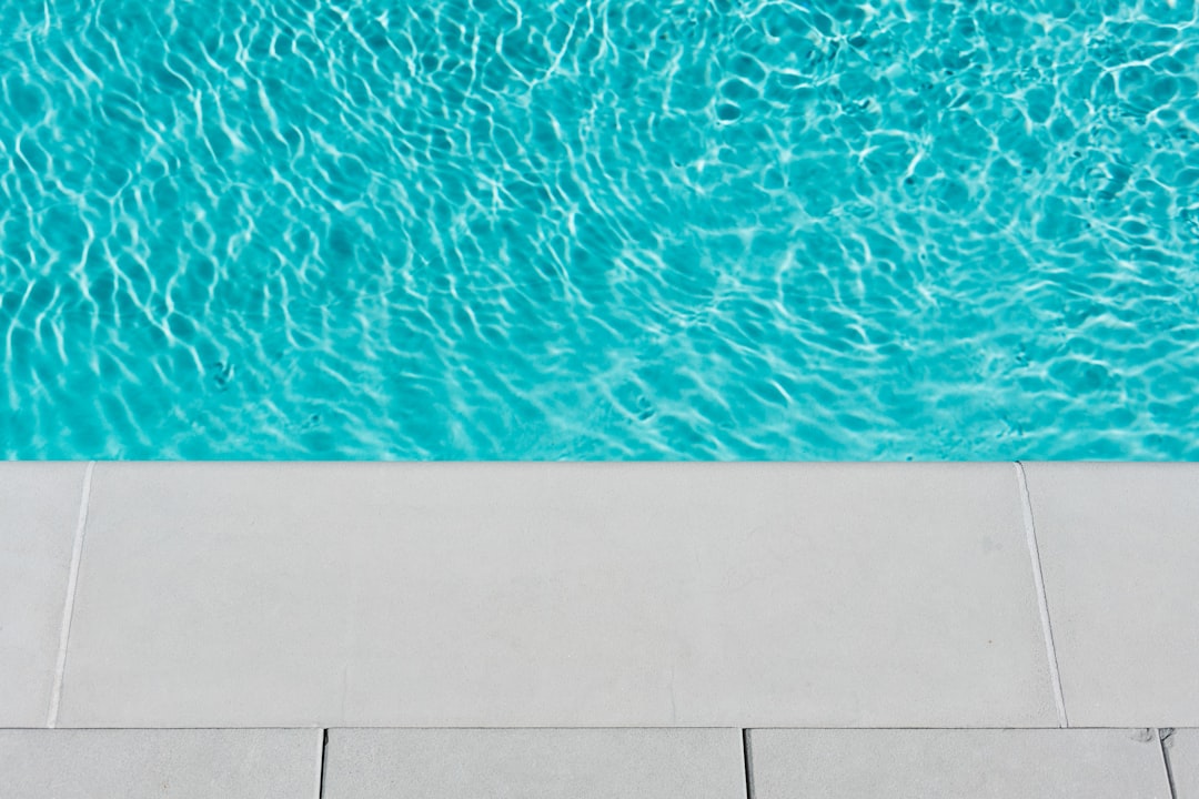 photo-Pool water level against a concrete deck edge-ea39155bd081